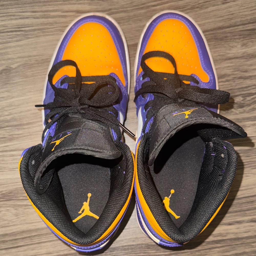 Jordan 1s 💜🧡🤍 - Picture 7 of 9